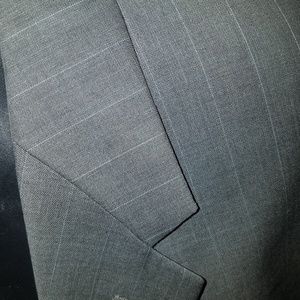 Perry Ellis Men's Gray Pin Stripe Suit
Size 42 S